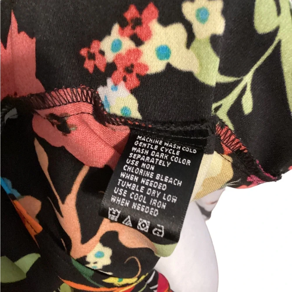 August Silk pullover floral top size medium - Picture 7 of 7